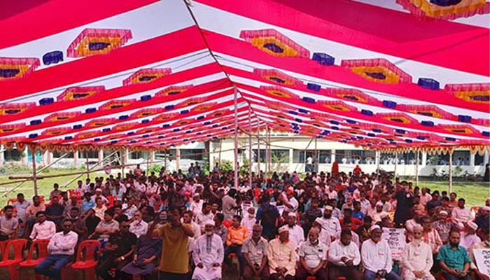 পুলিশি ইন্ট্রাকো ঘেরাও করতে দেয়নি